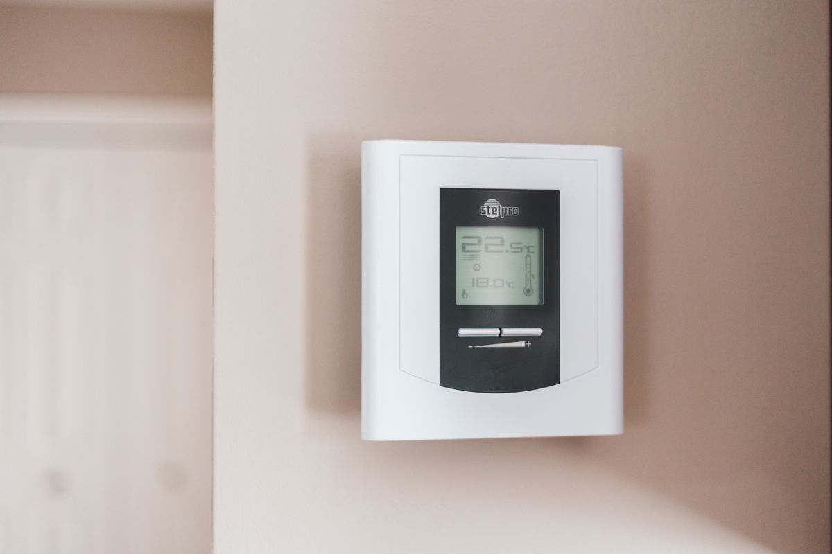 Termostato digitale a parete per la gestione del clima