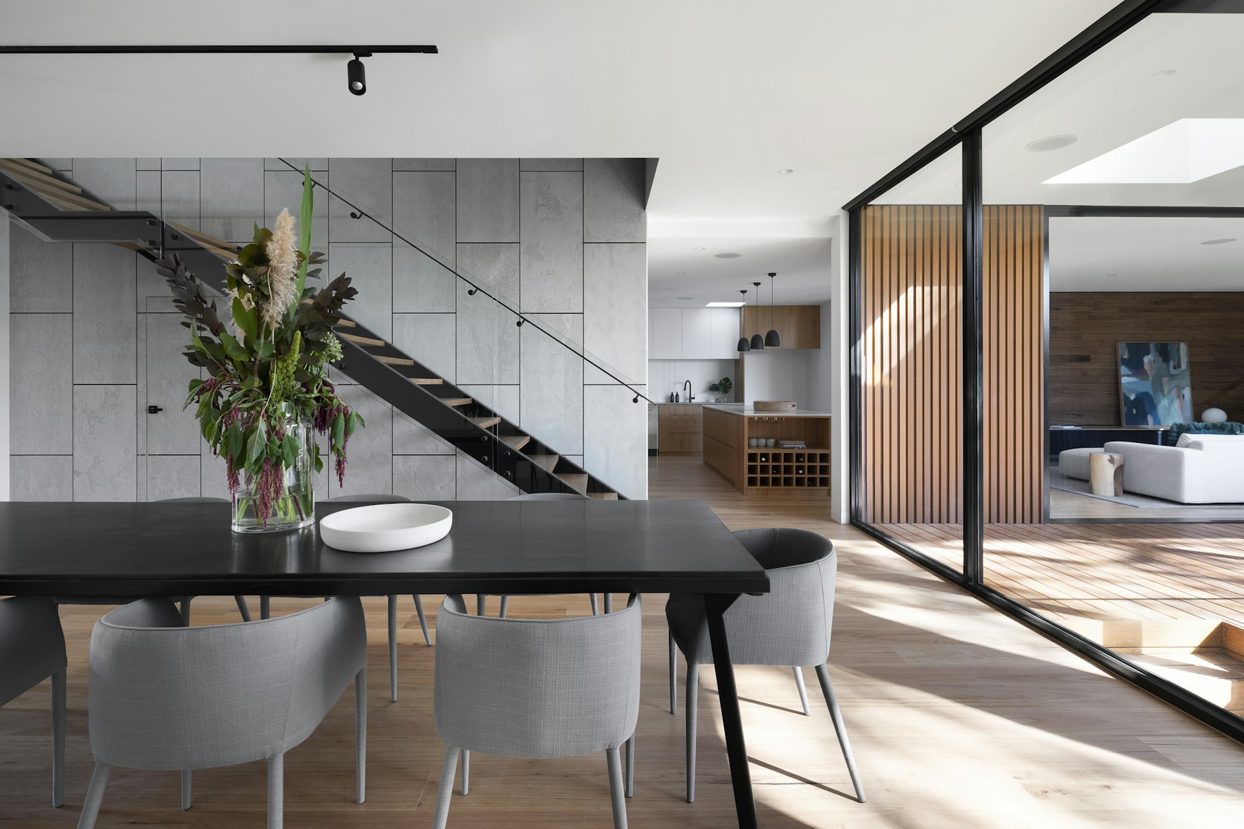 Ambiente residenziale contemporaneo con materiali naturali